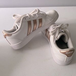 Girls white adidas sneaker with gold detail